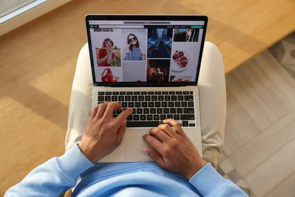 E-Commerce Shop erstellen mit Produktübersicht und strukturierter Navigation am Laptop